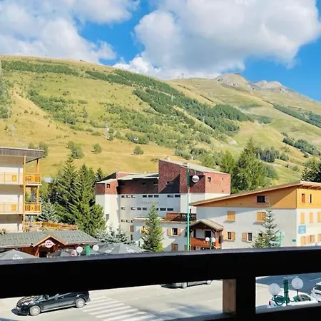 Le Waala , Face Aux Pistes